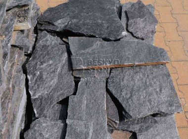 Obkladový a dlažební přírodní kámen Gneis černý nepravidelného tvaru - štípaný - volný