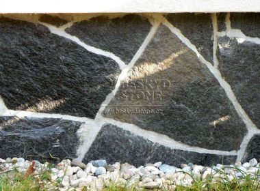 Přírodní kamenný obklad z černého nepravidelného štípaného kámenene Gneis