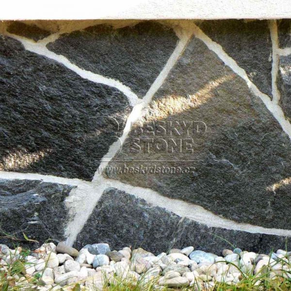 Přírodní kamenný obklad z černého nepravidelného štípaného kámenene Gneis