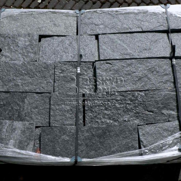 Kamenné formátované obklady a dlažby z Gneisu černého