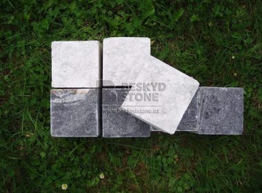 Kamenná řezaná kostka z mramoru šedá a bílá
