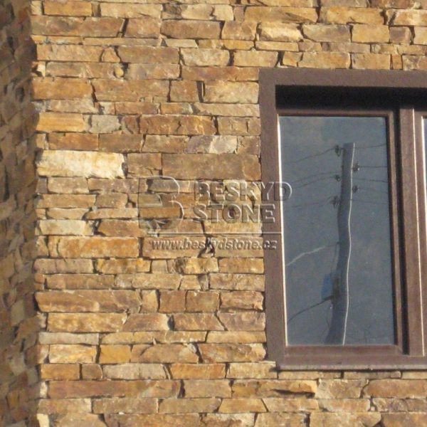 Fasáda domu z řezaného zídkového kamene Gneis