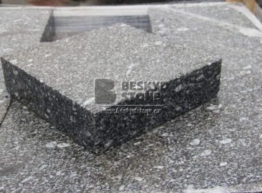 Žulová dlažba černobílá s opalovaným povrchem 30x30x6cm