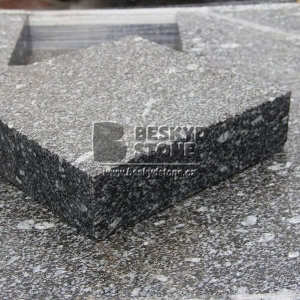 Žulová dlažba černobílá s opalovaným povrchem 30x30x6cm
