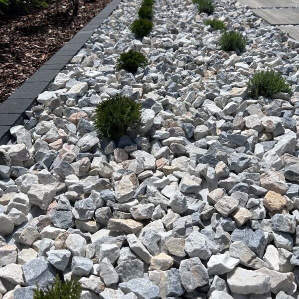 Dekorační drť dolomit azurový 16-32mm realizace